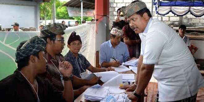 Ketut Sudikerta berbincang dengan petugas KPPS di tempat pencoblosan 9 April 2014 (foto: humaspemprovbali)