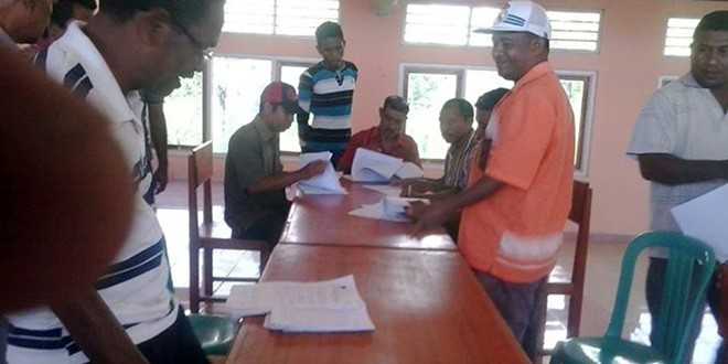 Para saksi saat menandatangani berita acara (foto: vinsenkerong)