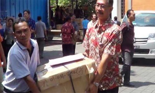 Pegawai Disdikpora Kota Denpasar saat mendistribusikan soal UN (foto: kresia)