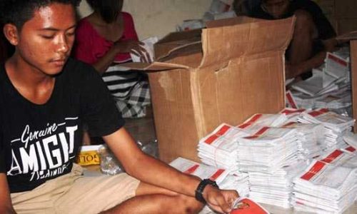 Petugas KPU saat sedang melakukan pelipatan surat suara untuk didistribusikan (kresia)