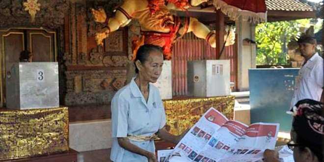 Seorang Ibu di Kota Denpasar sedang memberikan pilihan politiknya pada pileg 9 April 2014 lalu (ist)