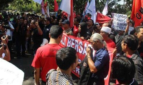 Aksi Para Buruh di halaman kantor Gubernur Bali (foto: adit)