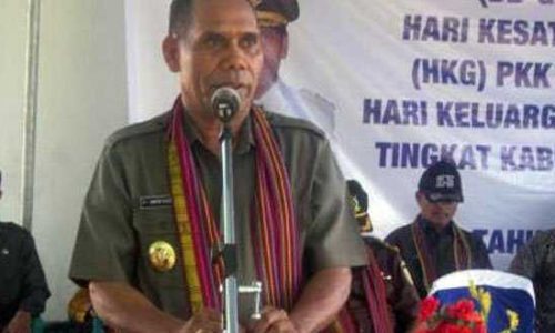 Amon Djobo saat mengajak masyarakat Alor untuk selalu bergotongroyong (ist)