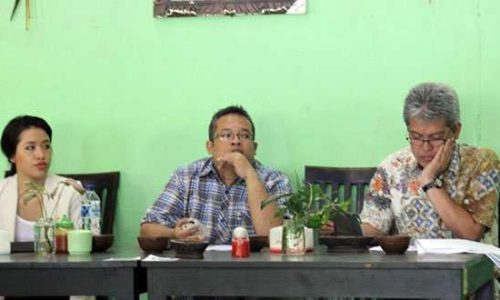 Dadang Trisasongko dan Ahmad Faisol memberikan penjelasan kepada wartawan di Denpasar (foto: adit)