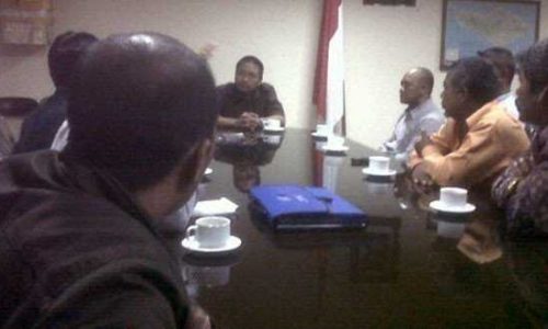 Delegasi Warga Bugis, yang didampingi Front Mahasiwa Nasional Bali, saat audiensi ke Komisi I DPRD Bali, diterima Made Arjaya dan Dewa Supartha.(foto: karyadi)