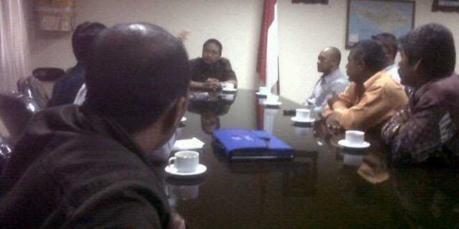 Delegasi Warga Bugis, yang didampingi Front Mahasiwa Nasional Bali, saat audiensi ke Komisi I DPRD Bali, diterima Made Arjaya dan Dewa Supartha.(foto: karyadi)