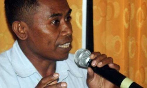 Goris Takene saat membawakan materi tentang teknik menyampaikan Live Report pada pelatihan Penyiar Radio Komunitas di Takari Kabupaten Kupang. (ist)