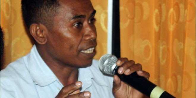 Goris Takene saat membawakan materi tentang teknik menyampaikan Live Report pada pelatihan Penyiar Radio Komunitas di Takari Kabupaten Kupang. (ist)