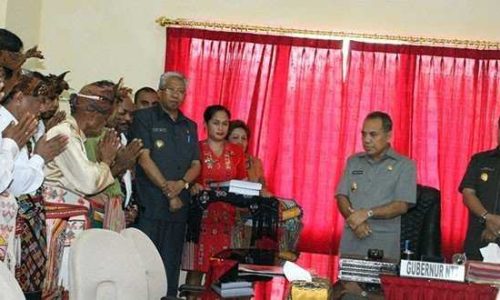 Gubernur Frans Lebu Raya saat menerima utusan dari Tokoh masyarakat Amanatun (foto: leba tukan)