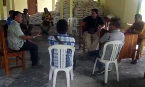 Masyarakat Bersama Kades Bakiruk Ketika Mendapat Briffing Dari LSM TIFA (foto: felixali)