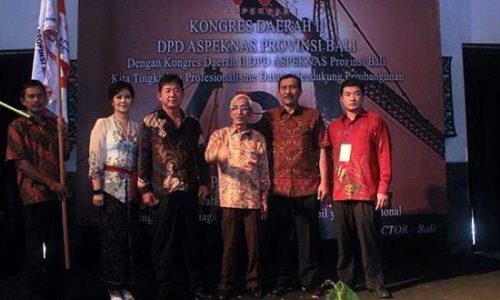 Pengurus ASPEKNAS Bali foto bersama ketua DPP ASPEKNAS, Jaelani Arief (tengah) (foto: arie)