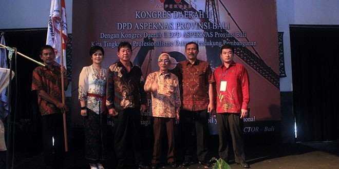 Pengurus ASPEKNAS Bali foto bersama ketua DPP ASPEKNAS, Jaelani Arief (tengah) (foto: arie)