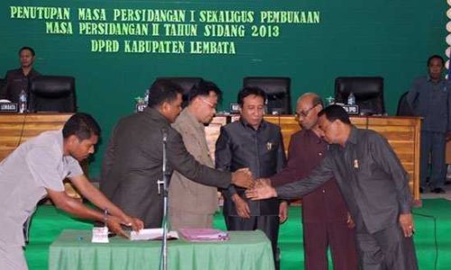 Pimpinan DPRD Lembata bersalaman dengan Bupati dan Wakil Bupati Lembata usai Penutupan Sidang I Tahun sidang 2013(ist)