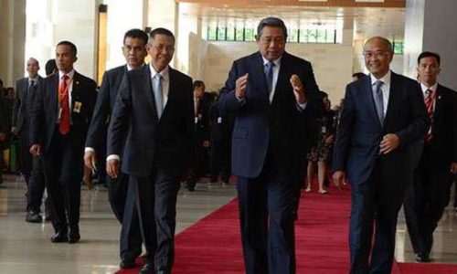 SBY disampingi Gubernur Bali, Made Mangku Pastia (foto: humaspemprovbali)