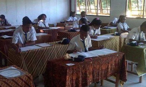 Suasana pelaksanaan ujian nasional di SMP Swasta st. Antonius Padua Leworahang (foto : masankian)