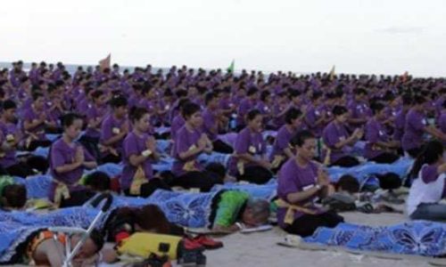 seribuh pemijat dengan pakaian ungu di Pantai Sanur (ist)