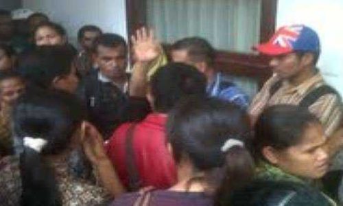 Guru Honor K2 saat melakukan protes di Ende (foto: fred)