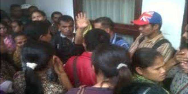 Guru Honor K2 saat melakukan protes di Ende (foto: fred)