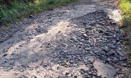 Jalan Rusak Parah di Sayong-pelah (foto: arie)