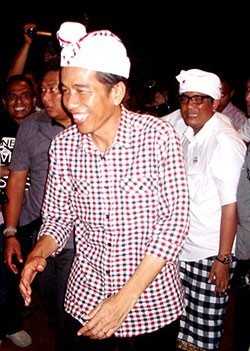 Jokowi mengenakan udeng saat tiba di Bali (Foto dedy)