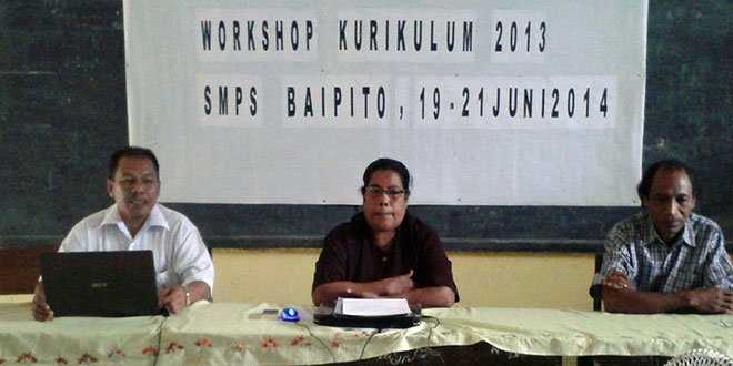 Kepala Sekolah SMP Baipito, Yustina Ema Leton (tengah) saat membuka kegiatan (foto: masankian)