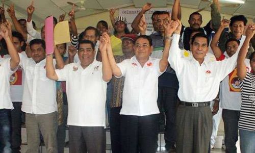 Ketua DPW PAN NTT Eurico Guttere, Ketua DPW PBB NTT Ahamd Syarif, Ketua DPD Gerindra NTT yang juga Ketua Koalisi Merah Putih Esthon L. Foenay, Ketua DPD Golkar NTT Ibrahim Agustinus Medah dan Politisi Senior NTT Simon Hayon Ketika deklarasi Koalisi Merah Putih kabupaten Lembata di Aula Damian Eropaun Lewoleba Lembata (foto : lebatukan)