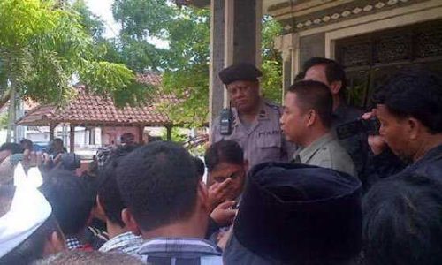 Made Arjaya, Anggota DPRD Bali saat menenangkan massa Kampung Bugis Serangan yang menolak eksekusi (foto: ng.karyadi)