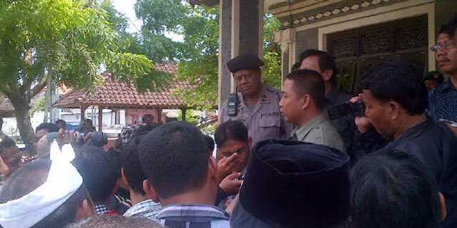 Made Arjaya, Anggota DPRD Bali saat menenangkan massa Kampung Bugis Serangan yang menolak eksekusi (foto: ng.karyadi)