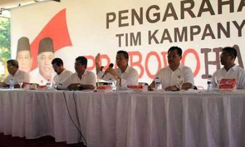 Made Mangku Pastika saat memberikan pengarahan kepada Tim Koalisi Merah Putih di Sekar Tunjung (foto: adit)
