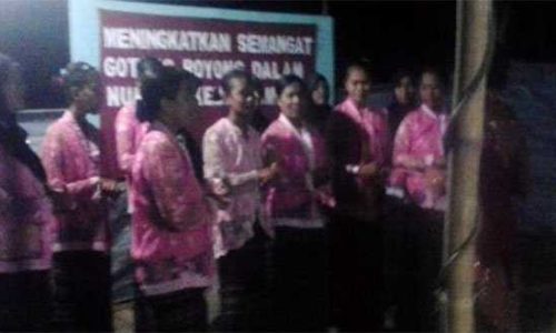 Masyarakat Desa Riangbao saat kegiatan penutupan Bulan Bhakti (foto: kerong)