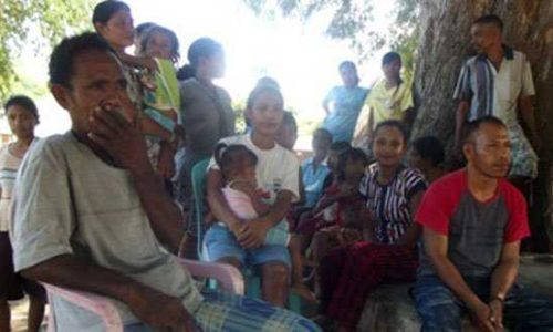 Masyarakat Fatubenao yang mendapat pengobatan dari TNI di Perbatasan (foto: felixali)