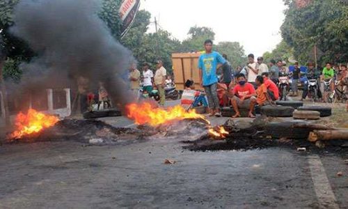 Masyarakat enam desa di Kecamatan Bolo-Bima blokir jalan (foto: arie)