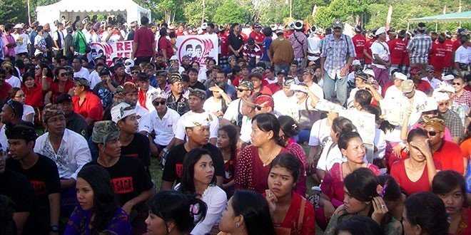 Ribuan relawan Jokowi memadati lapangan Bajra Sandi (foto dedy)