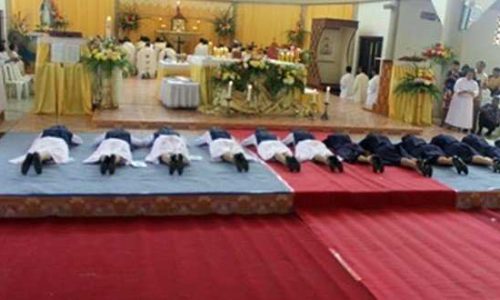 Enam Suster berkaul pertama dan enam Suster berkaul kekal tiarap di altar Tuhan untuk serahkan diri bagi Tuhan di gereja Katedral Atambua (foto: felixali)