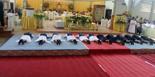 Enam Suster berkaul pertama dan enam Suster berkaul kekal tiarap di altar Tuhan untuk serahkan diri bagi Tuhan di gereja Katedral Atambua (foto: felixali)