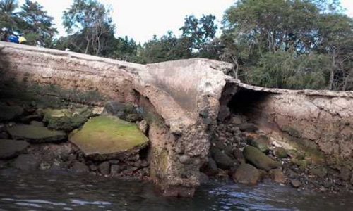 Rusaknya Pelabuhan Tanah Merah di Adonara Barat Flores Timur, Foto diambil pada hari Jumad, 11 Juli 2014 (foto: masankian)