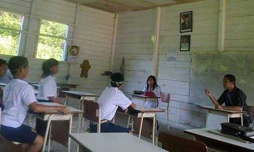 Frumensius Putra Ngawang bersama murid di SMP Negeri 2 Mentarang desa Long - Pada Kecamatan Sungai Tubu, Kabupaten Malinau, Kalimantan Utara (ist)