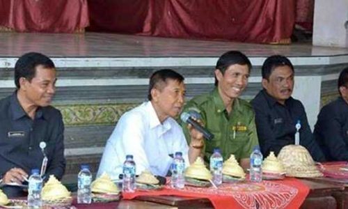 Gubernur Bali, Made Mangku Pastika saat simakrama di Desa Lebih dan Serongga, Kabupaten Gianyar (foto: humaspemprovbali)