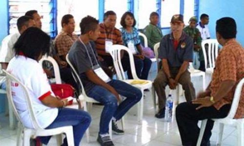 Johanes Pari, Ketua Panwaslu Belu (Topi menghadap kamera) menclearkan tentang 49 warga binaan yang ikut coblos (foto: felixali)