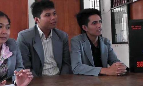 Ketiga Mahasiswa Undiksha saat memperkenalkan alat deteksi gempa dini secara otomatis (ist)