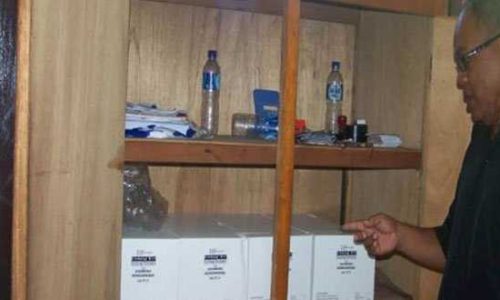 Rofinus Laba Lazar, sedang menunjuk tumpukan Gardus yang berisi kondom (foto: vinsenkerong)