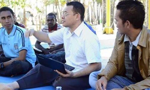 Romo Dr. Octo Naif, Pr (Tengah mengenakan Baju Putih) Sementara memberikan Materi pada kegiataan Rekoleksi (foto: gustitanggur)