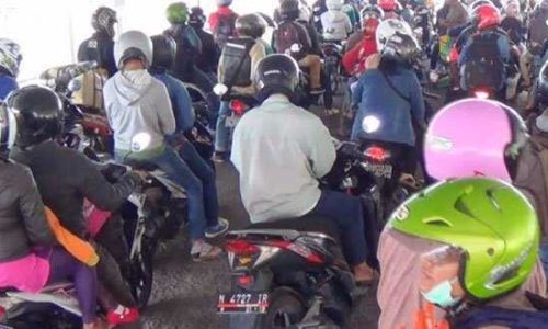 Kendaraan antri di Gilimanuk (foto: dewa)