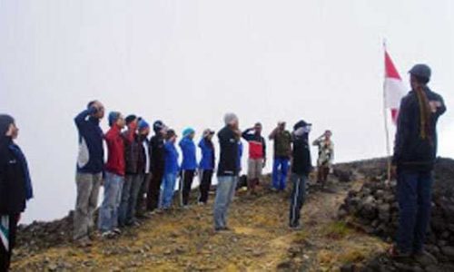 Pemuda Aceh Kibarkan Merah Putih Puncak Ile Ape