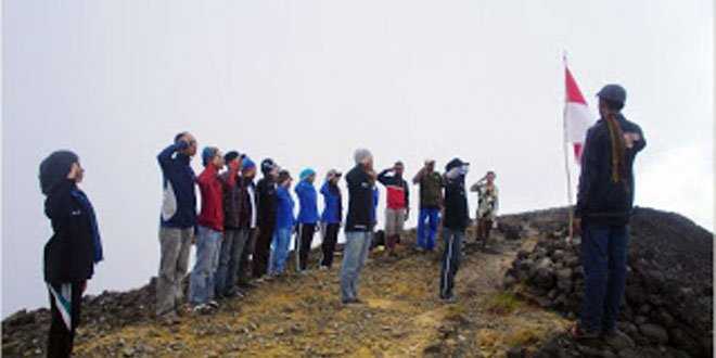 Pemuda Aceh Kibarkan Merah Putih Puncak Ile Ape