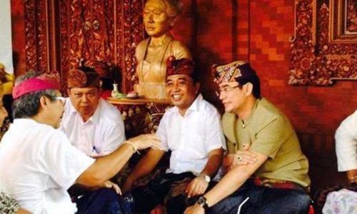 A. A. Ngurah Adhi Ardana (Baju Kuning), berdiskusi tentang Pariwisata bersama Walikota Denpasar, Gus Rai Mantra, Gus Ngurah Wijaya d an Turah Joko (ist)