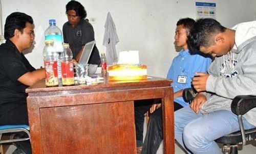 Seorang Pelajar (AP) sedang menjalani pemeriksaan oleh Pihak Kepolisian. (foto: muhken)