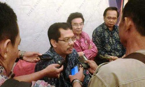 Dadang Hermawan saat berbicara kepada awak media di Denpasar, Bali (foto: rahman.s.nama)