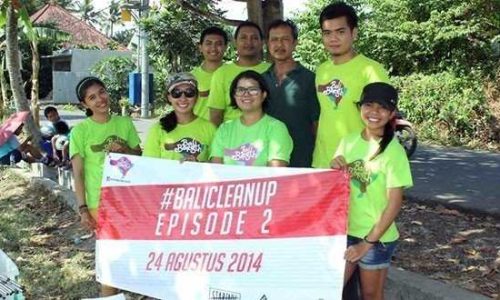 Dani Aristya, bersama sukarelawan Bali Bersih (foto: doc.BaliBersih)