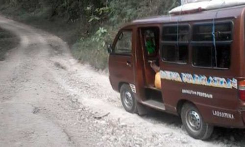 Jalan ini pernah di aspal tetapi rusak karena gempa 1992, sampai saat ini belum diperbaiki (foto: masankian)